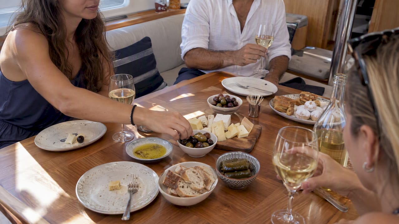 Vins grecs, olives, fromage et bonbons à déguster